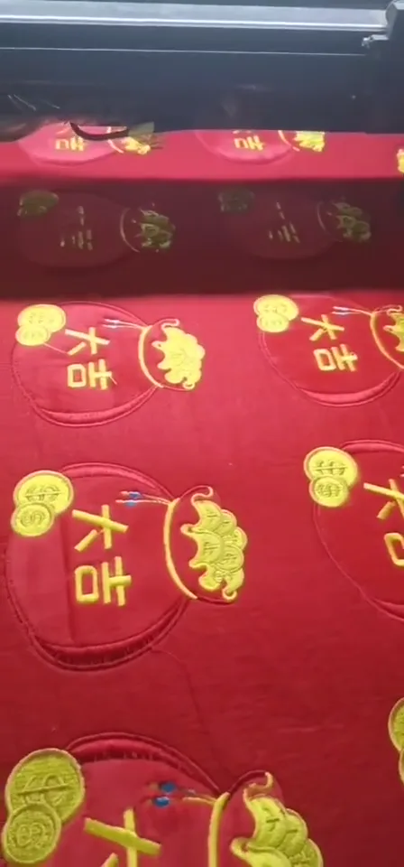 深圳工厂刺绣完成后进行异形轮廓裁切的实拍画面