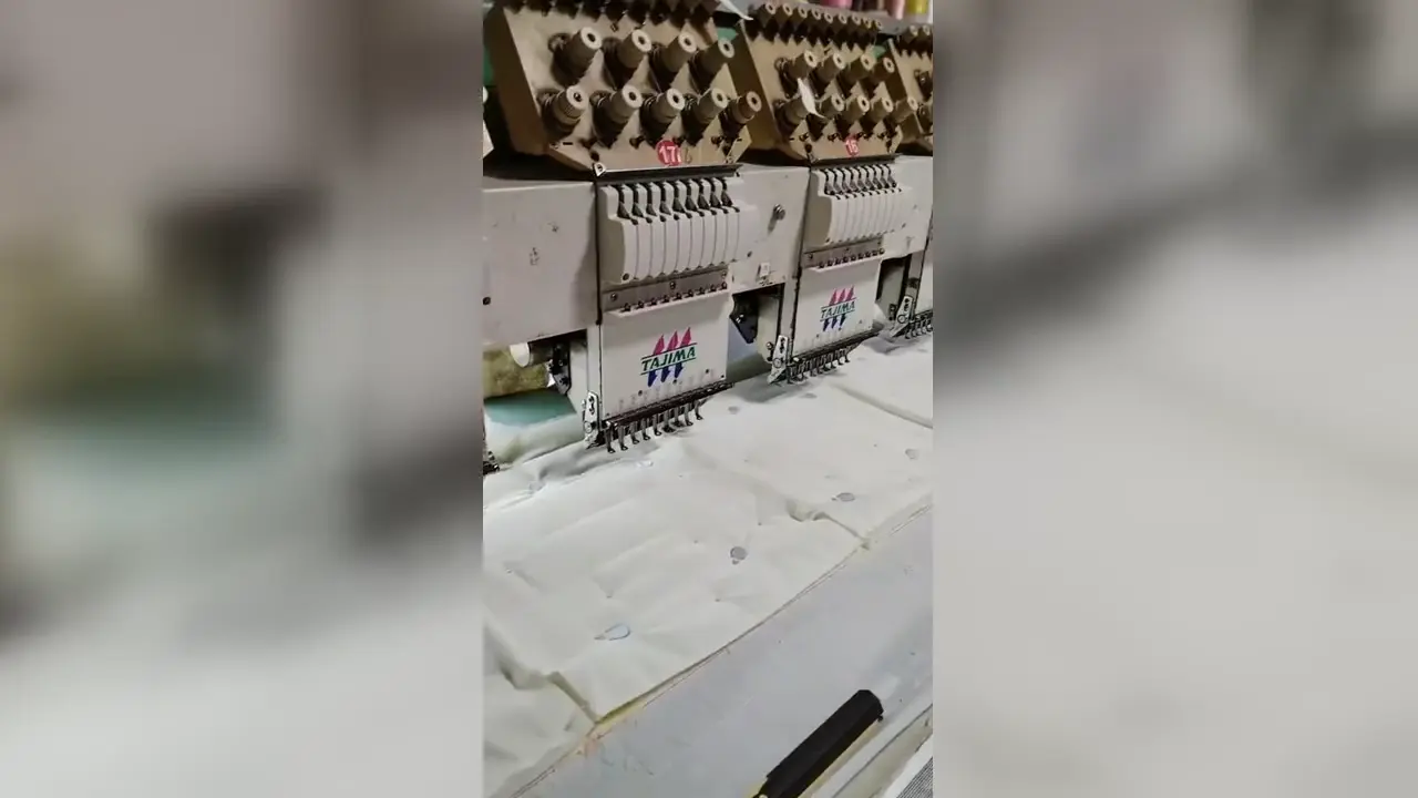 深圳工厂多头电脑刺绣机在布料上同步刺绣实拍