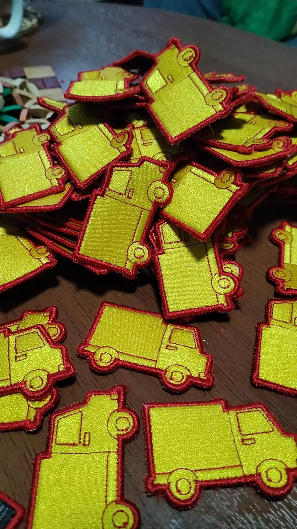 深圳电脑刺绣加工完成的批量异形刺绣章成品
